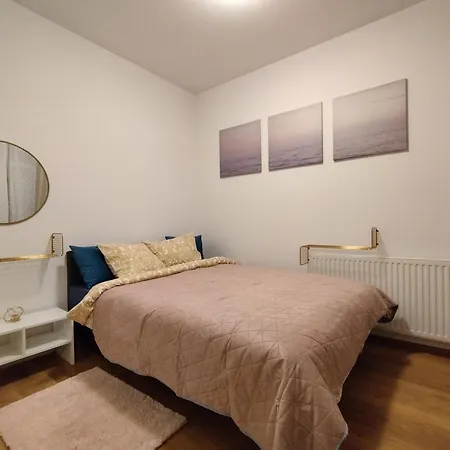 Solidarnosci155guestrooms Hostel *