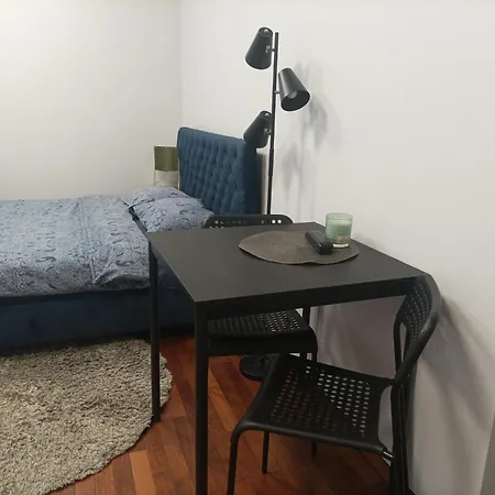 호스텔 Solidarnosci155guestrooms *