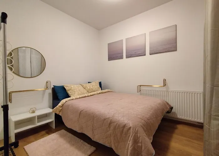 Solidarnosci155guestrooms Hostel *