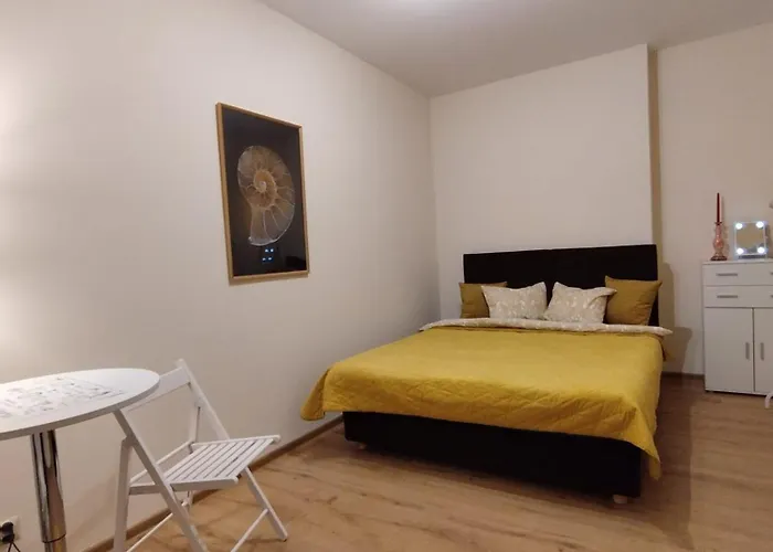 Solidarnosci155guestrooms Hostel *