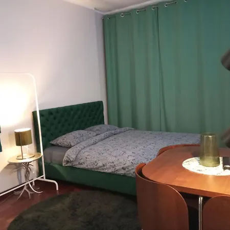 Solidarnosci155guestrooms Hostel *